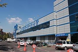 参赛者必须在河里的鱼市场,建筑,停车