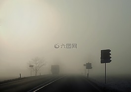 在上午,雾,路径