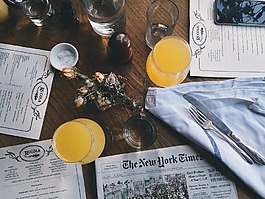 水杯,饮料,报纸