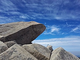 石頭,藍天,云層