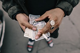現(xiàn)金,香煙,手