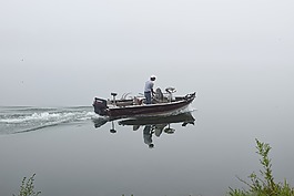 有霧的早晨漁夫,湖,自然