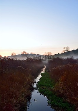 薄霧,上午,原野