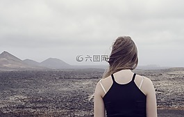 沙漠,有霧,女孩