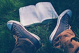 書,鞋,草