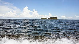 海,蓝天,海水。