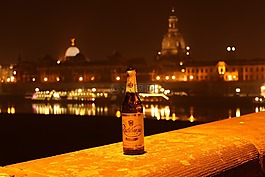 radeberger啤酒,德累斯顿,在晚上