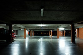 車(chē)庫(kù),夜,光