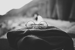 深度的字段,眼鏡,圍巾