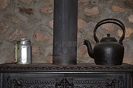 木頭爐子,鍋,電水壺