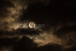 多云,黑暗,滿月