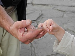 手,男人的手,年轻人和老年人