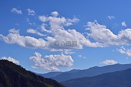 藍(lán)色的天空,山,白色的云