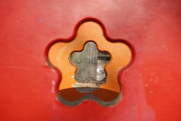通過(guò)觀察,查看,孔