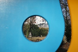 通過(guò)觀察,查看,孔