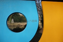 通過(guò)觀察,查看,孔