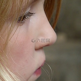 女孩,面對(duì),簡(jiǎn)介