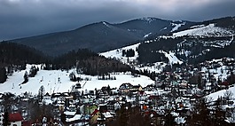 山,城市,村