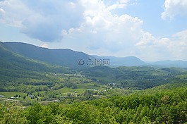 山,弗吉尼亚州,绿色的田野