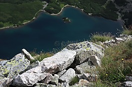 波兰上塔特拉山,石头,黑色的池塘跟踪