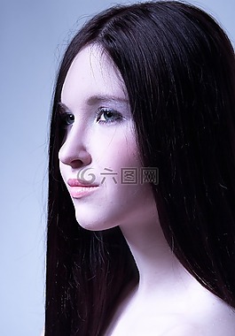 一個女孩的肖像神秘,眼睛,黑色背景