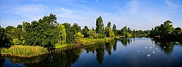 蛇紋石海德公園,藍色的天空,水