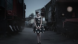 在車站的女孩,火車,海報女郎