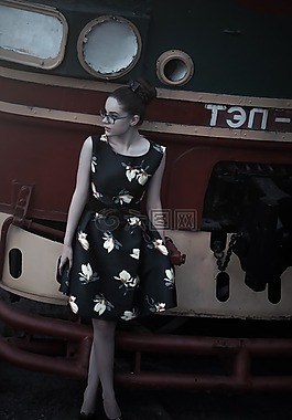在車站的女孩,火車,海報女郎