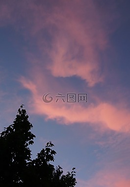 云在晚上,余辉,微红的云彩