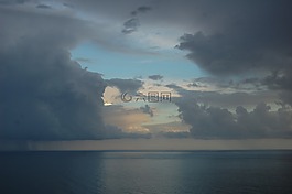 海,天空,灰色的云
