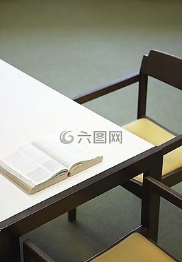 辦公桌,書,椅子