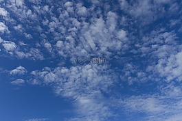 云,藍色的天空,陽光燦爛