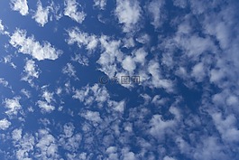云,藍色的天空,陽光燦爛