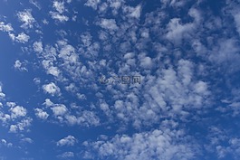 云,藍色的天空,陽光燦爛