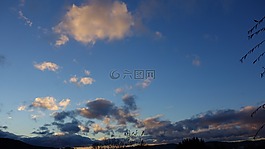 蓝色的天空,多云,日落