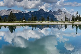 因斯布魯克,山全景圖,水中倒影
