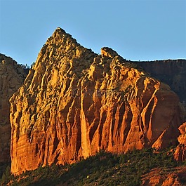 金色的夕阳,岩石的表面,塞多纳