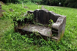 老石椅上,被遗弃的墓地,双墓