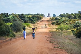 非洲婦女走路,沙路以mapai,非洲場(chǎng)景