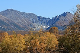 秋季,一个古老的火山,山
