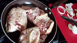 原料雞,炸了鍋,切菜板