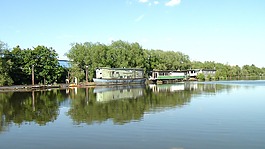 河,船屋里,水