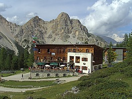 山,山上的小屋,白云巖