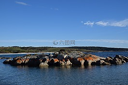 多彩的巖石,清澈的水,火之灣