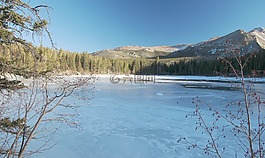 冰冷的湖水中,雪,山