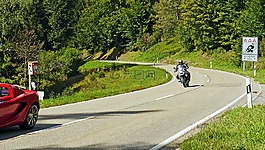 騎一輛摩托車,運動型,schwarzwaldhochstra?e