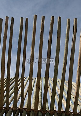 关闭的极结构,雕塑,木材