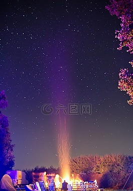 營火,繁星點(diǎn)點(diǎn)的天空,明星