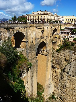 隆達(dá),橋,谷