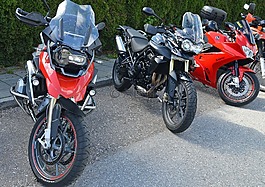 摩托車,兩輪車輛,騎一輛摩托車